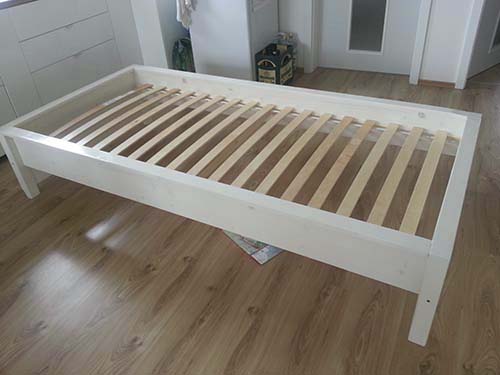 Dřevěná jednolůžková postel ruční výroba