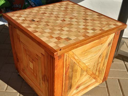 Zahradní úložný stolek s dřevěnou mozaikou na kolečkách