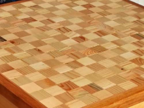 Zahradní úložný stolek s dřevěnou mozaikou na kolečkách